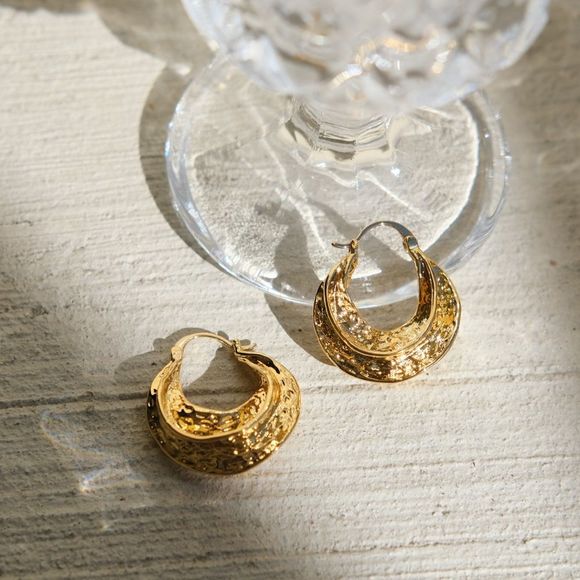 CLOSING SALE! 💫18K Gold Plated Hammered Bold Hoop Earrings - Picture 3 of 8